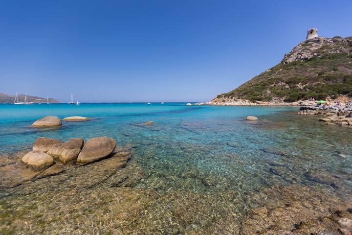 2 chilometri di sabbia così bianca che sembra quarzo: dove si trova e come arrivare in questa spiaggia della Sardegna
