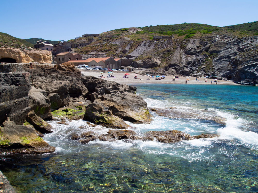 La spiaggia-miniera della Sardegna è il tesoro segreto a 40 minuti da Sassari