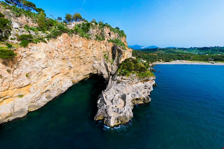 A meno di 50 km da Palermo questa scalinata nella roccia a picco sul mare è uno dei luoghi della Sicilia belli da sembrare finti