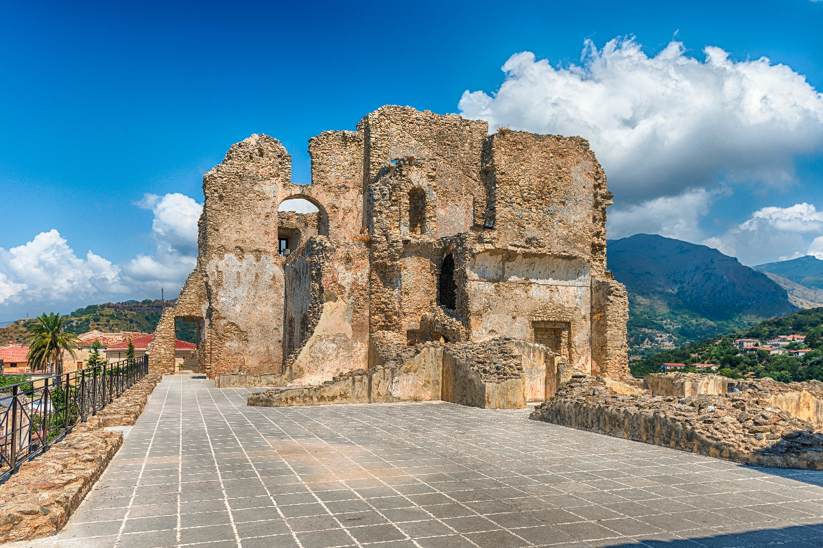 Il fascino incredibile di mare e terra per uno dei borghi più belli della Calabria