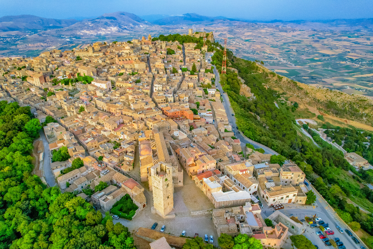 La terrazza sul mare più bella della Sicilia: la città delle cento chiese ti accoglie con Borgo diVino