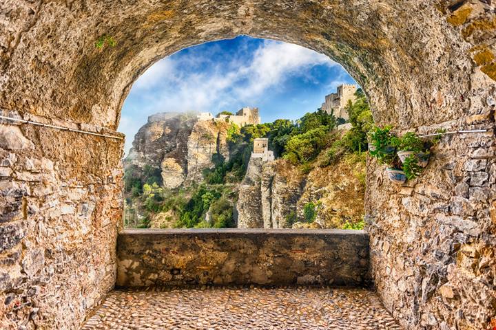 La terrazza sul mare più bella della Sicilia: la città delle cento chiese ti accoglie con Borgo diVino
