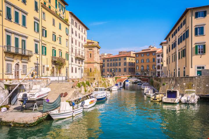 Da quasi 180 anni gli storici Bagni Pancaldi della città sono una cartolina dell'estate all'italiana di una volta
