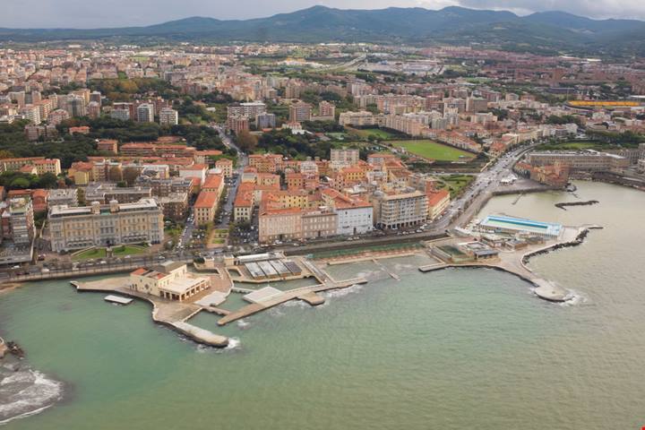 Da quasi 180 anni gli storici Bagni Pancaldi della città sono una cartolina dell'estate all'italiana di una volta