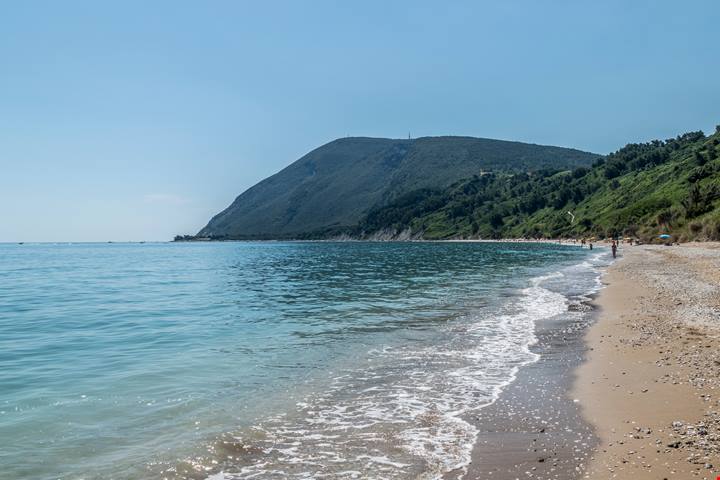 Ci arrivi solo a piedi o via mare ma ne vale la pena: è nel Conero la spiaggia-gioiello segreta dell'estate in Italia