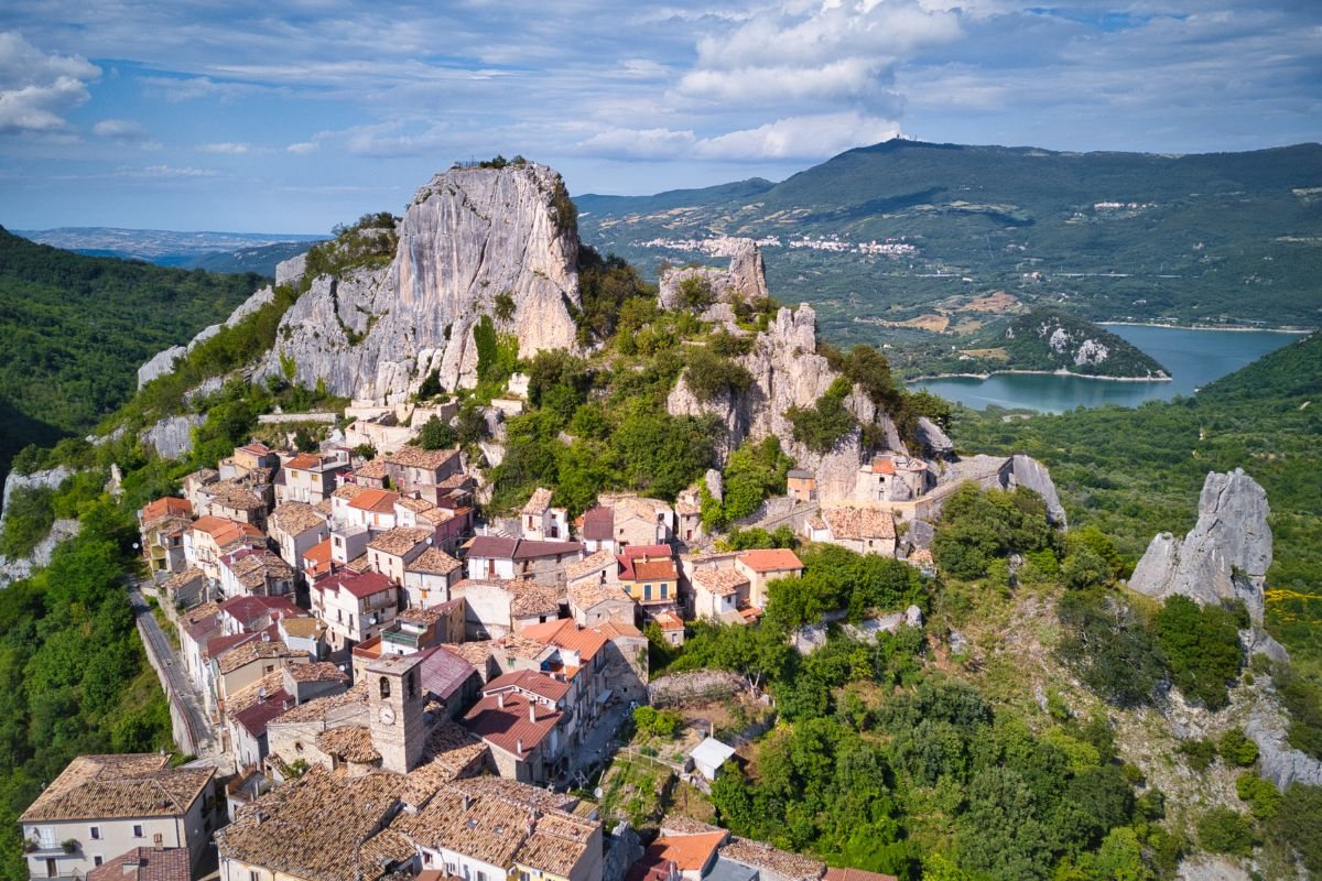 In Abruzzo c'è la cascata segreta d'Italia: quella che scorre sembra pietra e non acqua