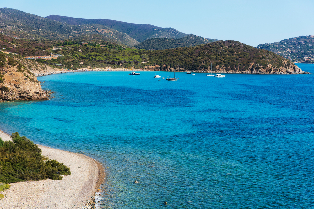 A 30 minuti da Cagliari c'è l'unica spiaggia del mare dipinto in Sardegna: 700 metri di magia
