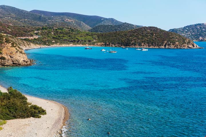 A 30 minuti da Cagliari c'è l'unica spiaggia del mare dipinto in Sardegna: 700 metri di magia