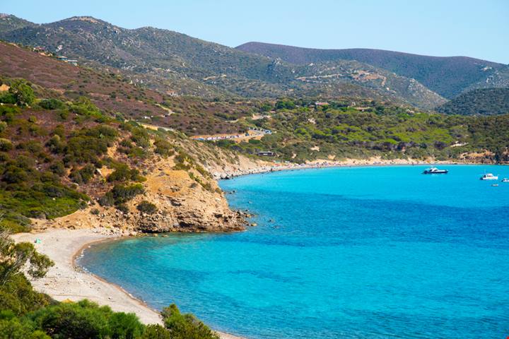 A 30 minuti da Cagliari c'è l'unica spiaggia del mare dipinto in Sardegna: 700 metri di magia