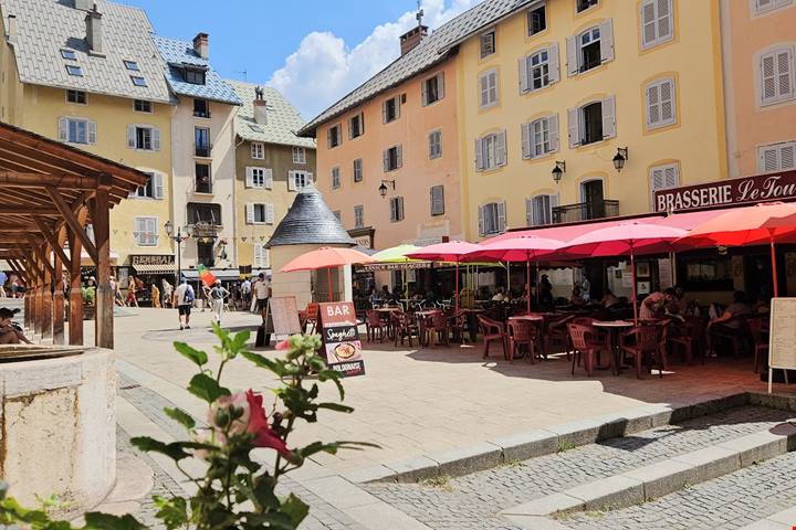 Serre Chevalier: 365 giorni di outdoor, storia, sostenibilità e benessere alpino tra Briançon e Le Monêtier-les-Bains