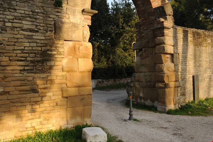 Un tempo ospitava 12.000 persone: il piccolo Colosseo delle Marche è il terzo anfiteatro più grande d’Italia