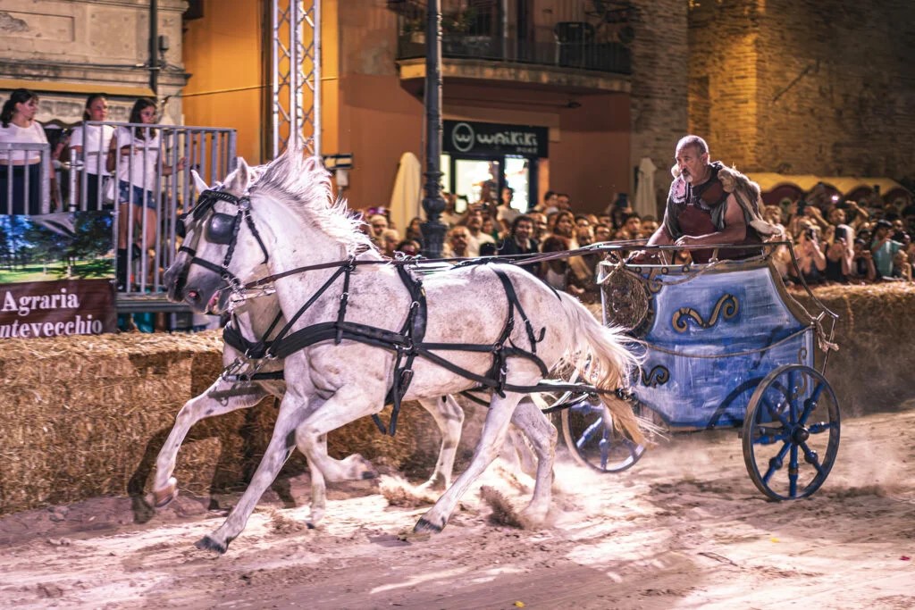Un tempo ospitava 12.000 persone: il piccolo Colosseo delle Marche è il terzo anfiteatro più grande d’Italia