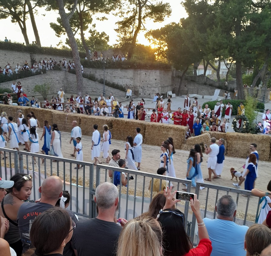 Un tempo ospitava 12.000 persone: il piccolo Colosseo delle Marche è il terzo anfiteatro più grande d’Italia