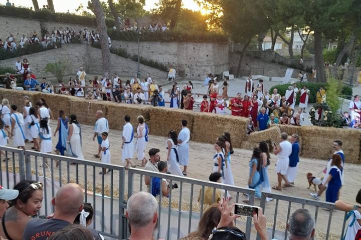 Un tempo ospitava 12.000 persone: il piccolo Colosseo delle Marche è il terzo anfiteatro più grande d’Italia
