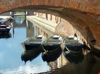 Barche sotto un ponticello