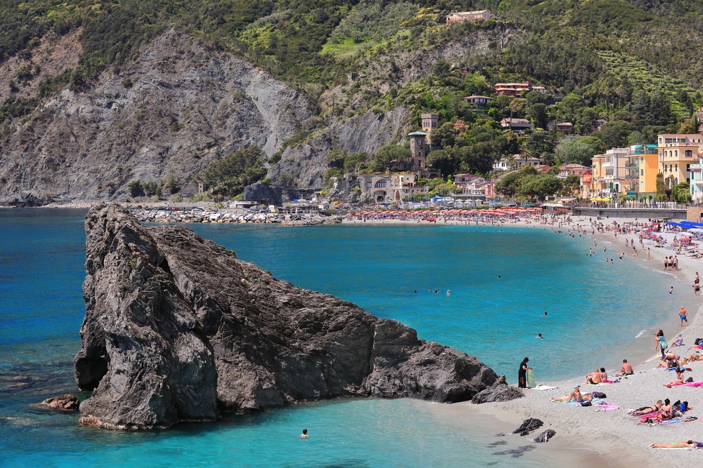 Sin dagli anni '60 è la spiaggia più amata della Riviera: qui potrai goderti gli ultimi scampoli d'estate