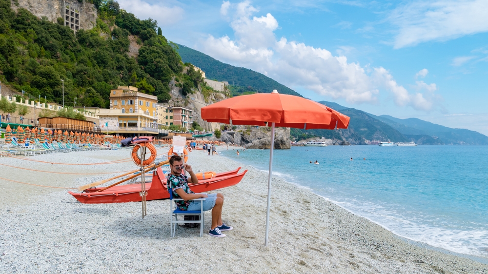 Sin dagli anni '60 è la spiaggia più amata della Riviera: qui potrai goderti gli ultimi scampoli d'estate