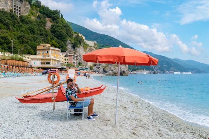 Sin dagli anni '60 è la spiaggia più amata della Riviera: qui potrai goderti gli ultimi scampoli d'estate