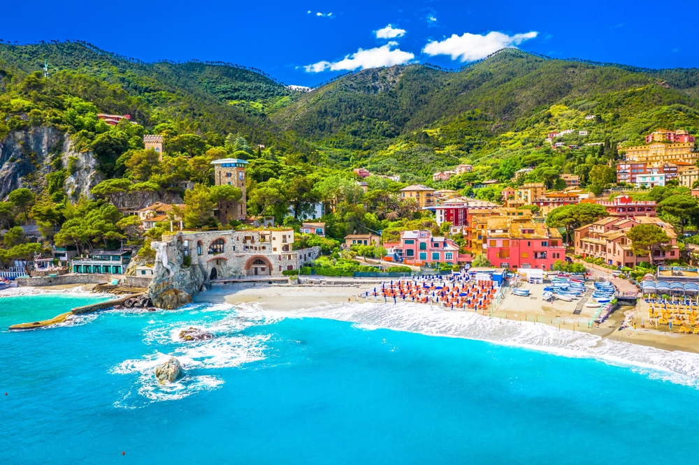 Sin dagli anni '60 è la spiaggia più amata della Riviera: qui potrai goderti gli ultimi scampoli d'estate