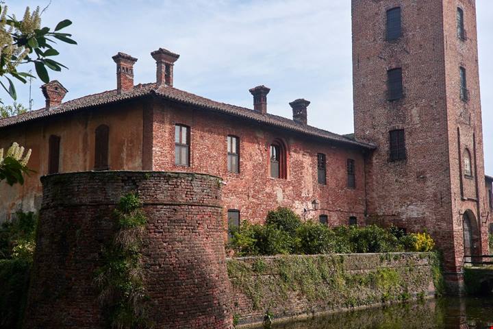 Dominato da un castello del '500, il borgo-giardino dei Borromeo è l'oasi verde della periferia di Milano
