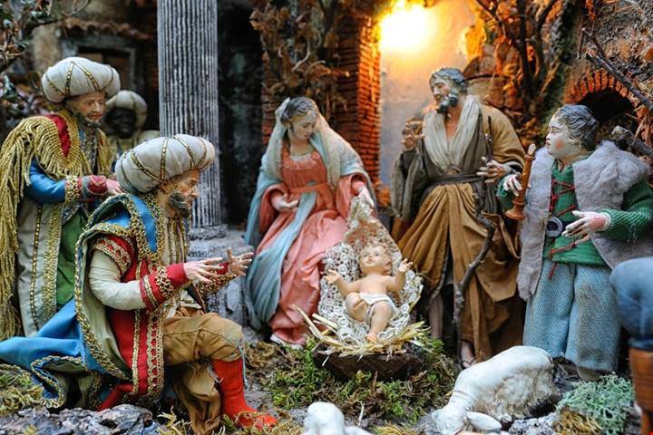 Se non vedete l'ora delle feste, non dovrete aspettare dicembre: in questa via di Napoli è Natale tutto l'anno