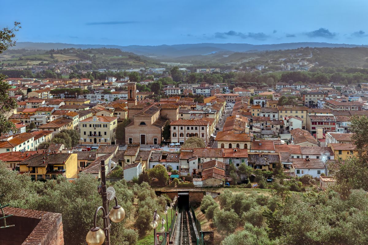 La terrazza buona sulla Val d'Elsa: il borgo di Boccaccio si scopre camminando tra letteratura e... cipolle