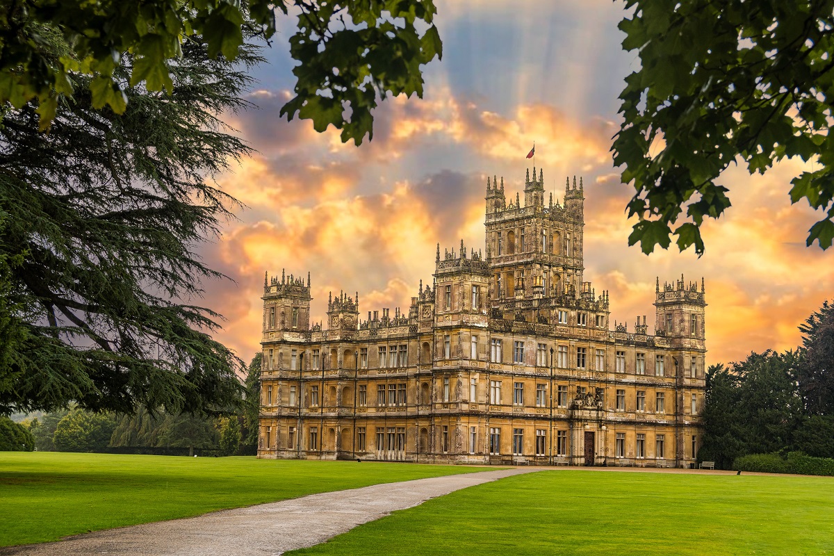 castello di Highclere_ shutterstock_2529822757