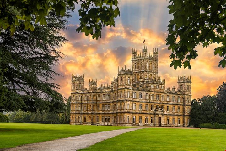 castello di Highclere_ shutterstock_2529822757