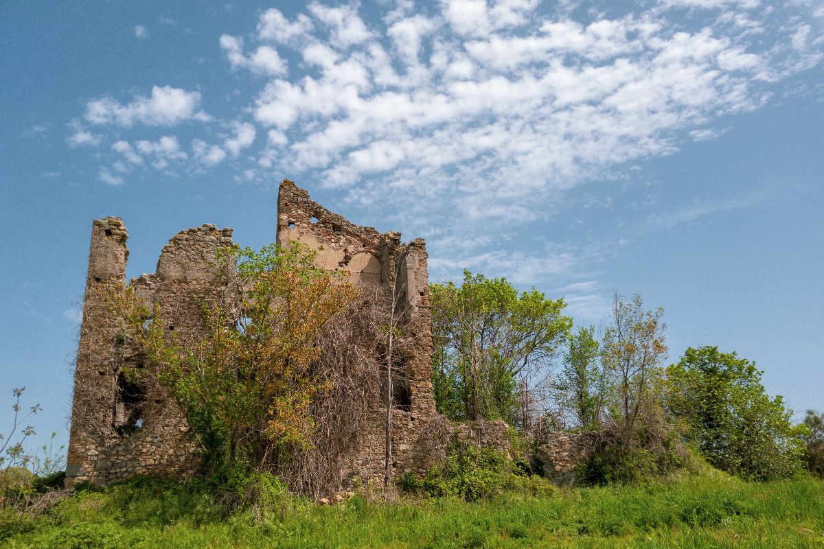 Sulle rive del piccolo lago del Lazio c'è un paese dal romanticismo antico, dove vivere una giornata a ritmo lento