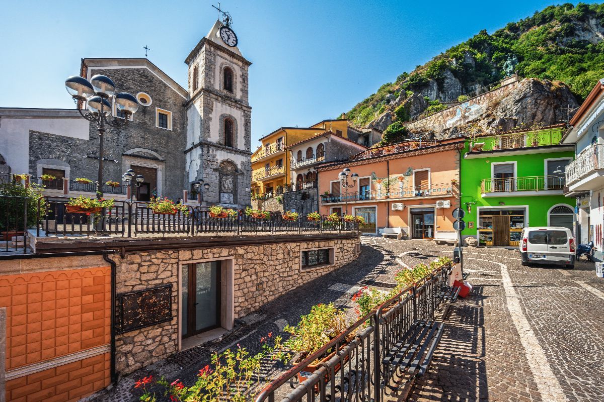 In Basilicata c'è il borgo più colorato d'Italia: qui ci sono ben 150 murales