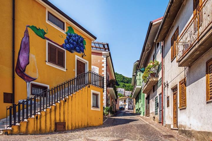 In Basilicata c'è il borgo più colorato d'Italia: qui ci sono ben 150 murales