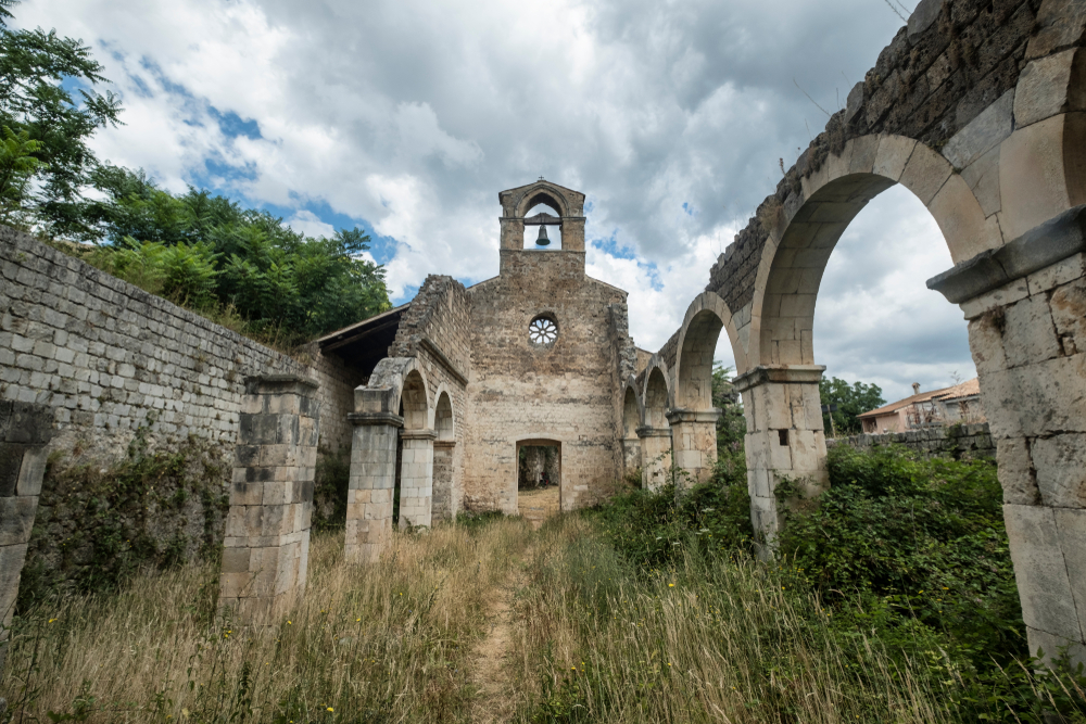 La San Galgano d'Abruzzo è la chiesa abbandonata più spettacolare d'Italia
