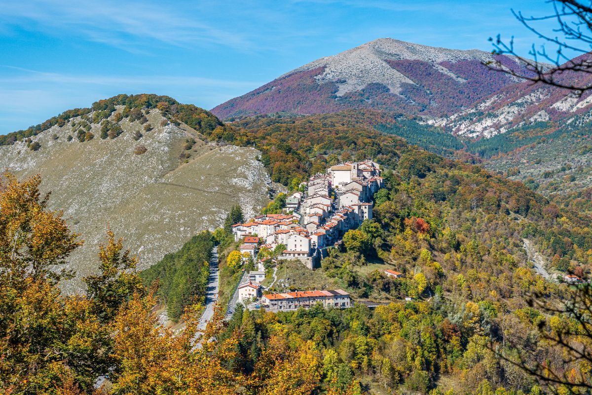 10 borghi da visitare per chi ama l'autunno: idee per gite fuori porta in Italia