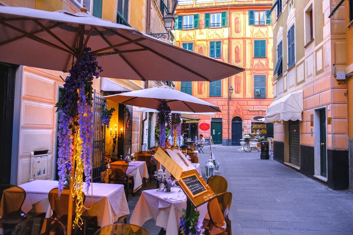 Questo borgo-castello sul mare della Liguria a settembre è un sogno