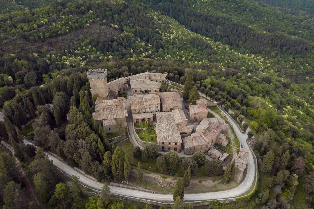 Non solo San Gimignano: in Toscana c'è un altro borgo delle torri nascosto in Valdichiana