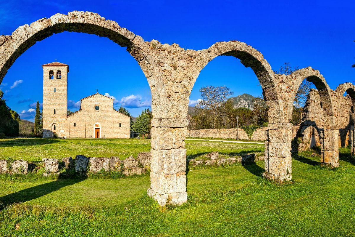 Questo borgo-terrazza sul lago è uno dei borghi più belli da visitare a settembre in Molise