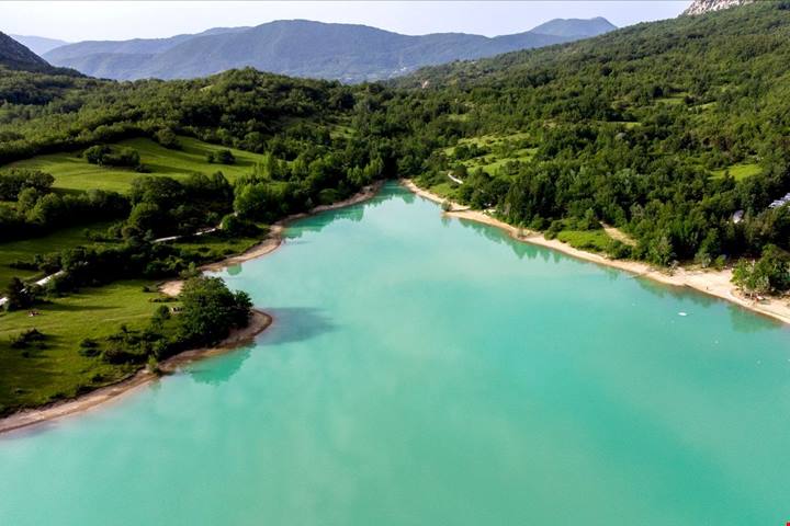 Questo borgo-terrazza sul lago è uno dei borghi più belli da visitare a settembre in Molise