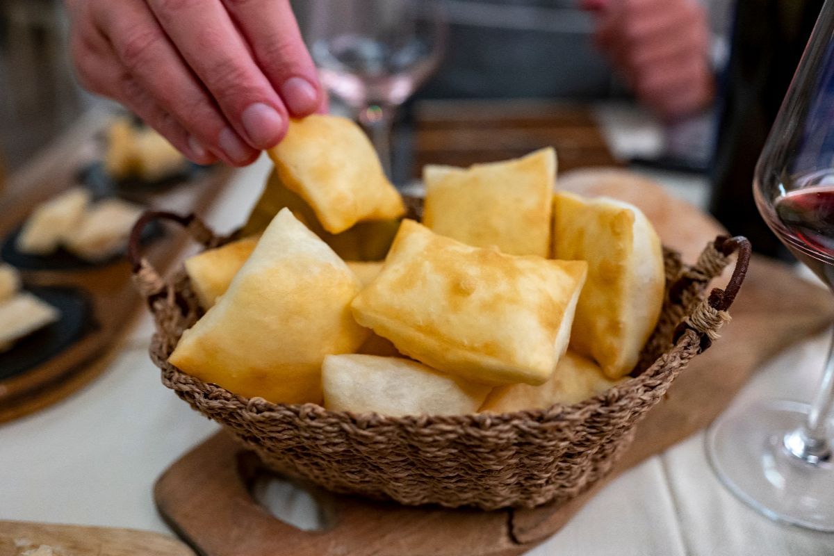 Una Bologna in miniatura tra portici e gnocchi fritti: non ha nulla da invidiare alla sua sorella maggiore