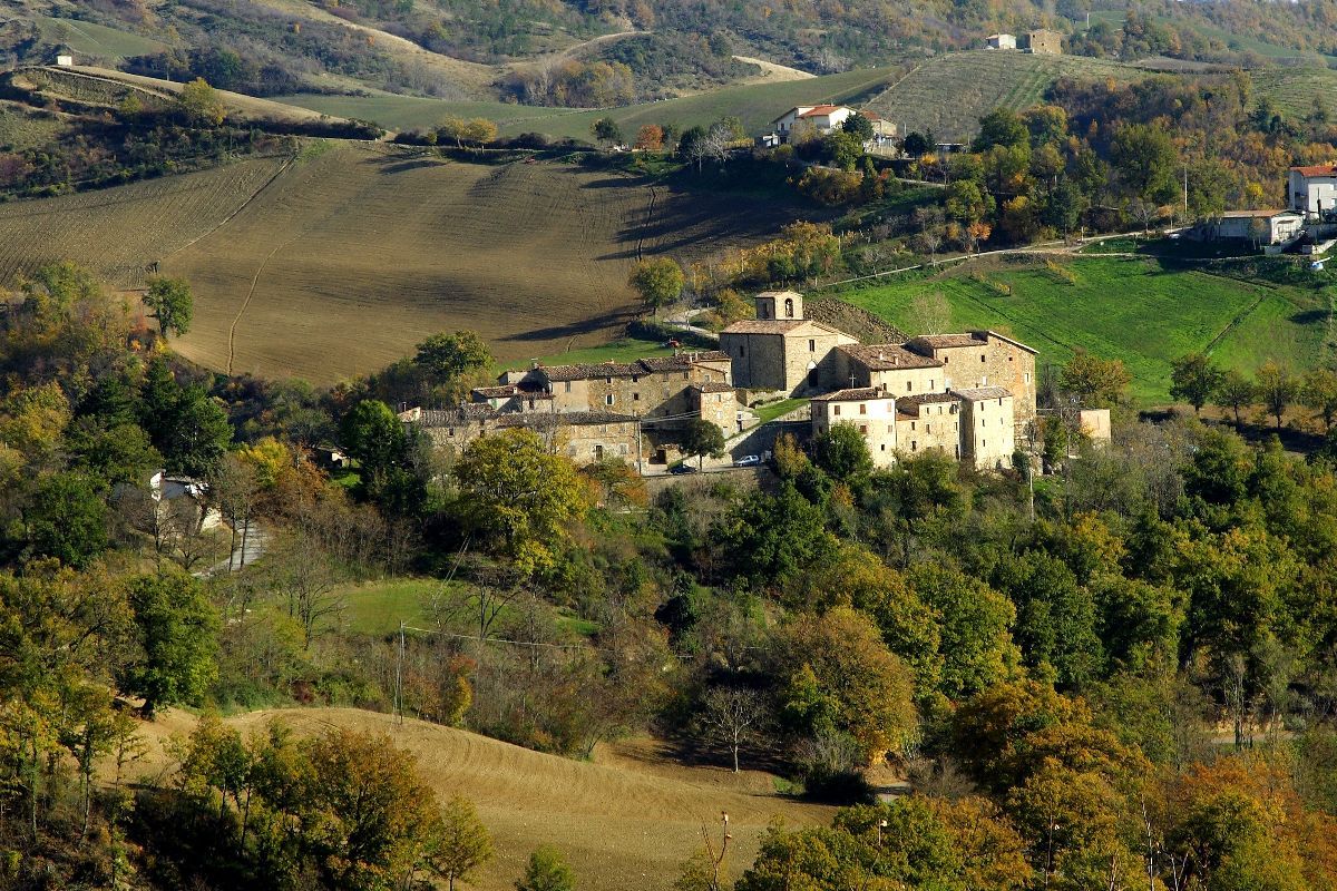 Una torre che cambia colore e i vicoli sempre fioriti: nelle Marche c'è il borgo-giardino che devi assolutamente visitare