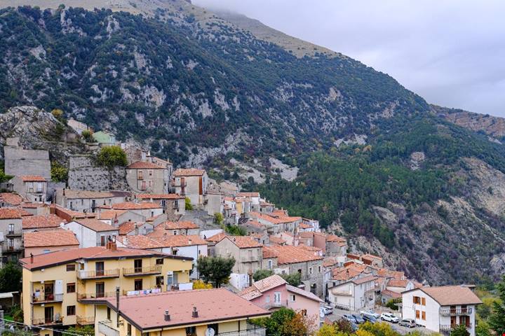 Anche la Basilicata ha le sue Dolomiti: qui puoi camminare su un ponte tibetano lungo quasi 600 metri