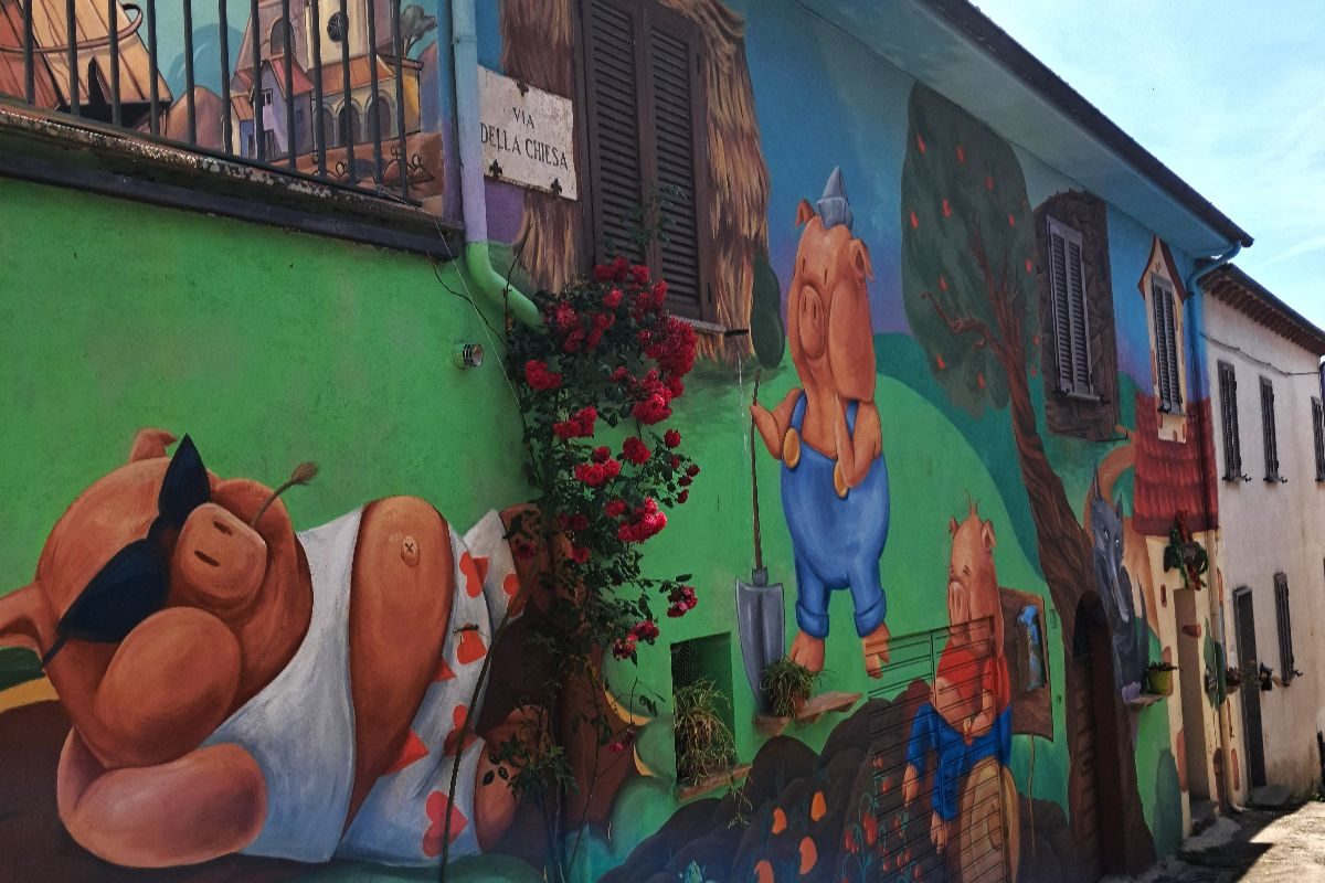 Ad un'ora e mezza da Roma c'è il borgo dei murales tornato a vivere grazie alle fiabe: ce ne sono più di 50