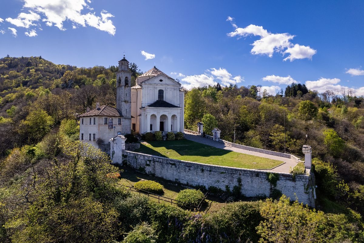 Intorno al Lago d'Orta si nasconde il perfetto itinerario da fare a inizio autunno tra foliage e colori incredibili