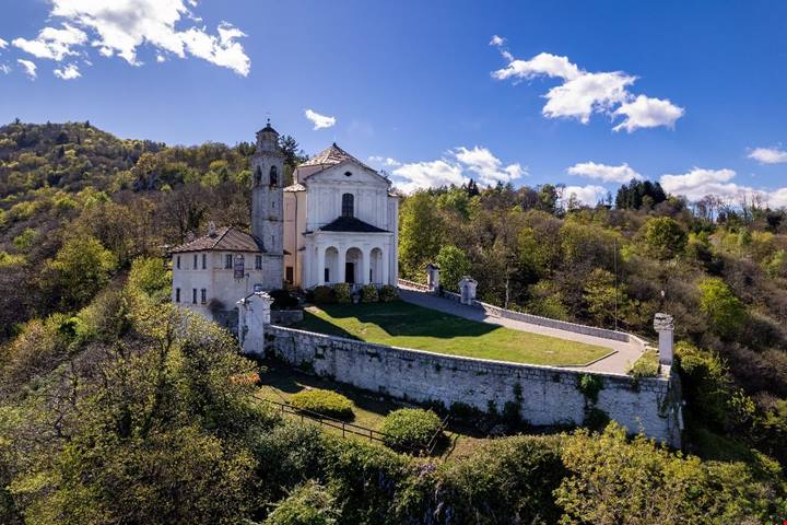 Intorno al Lago d'Orta si nasconde il perfetto itinerario da fare a inizio autunno tra foliage e colori incredibili