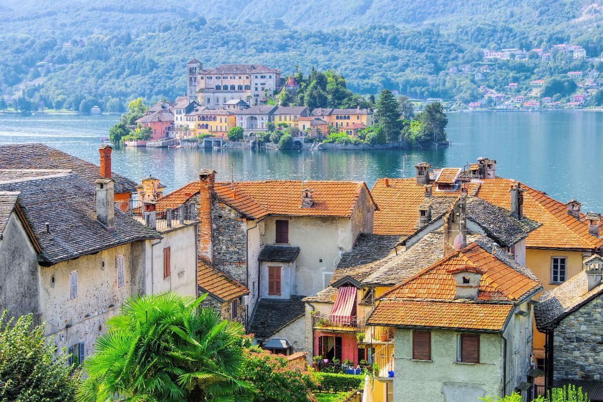Intorno al Lago d'Orta si nasconde il perfetto itinerario da fare a inizio autunno tra foliage e colori incredibili