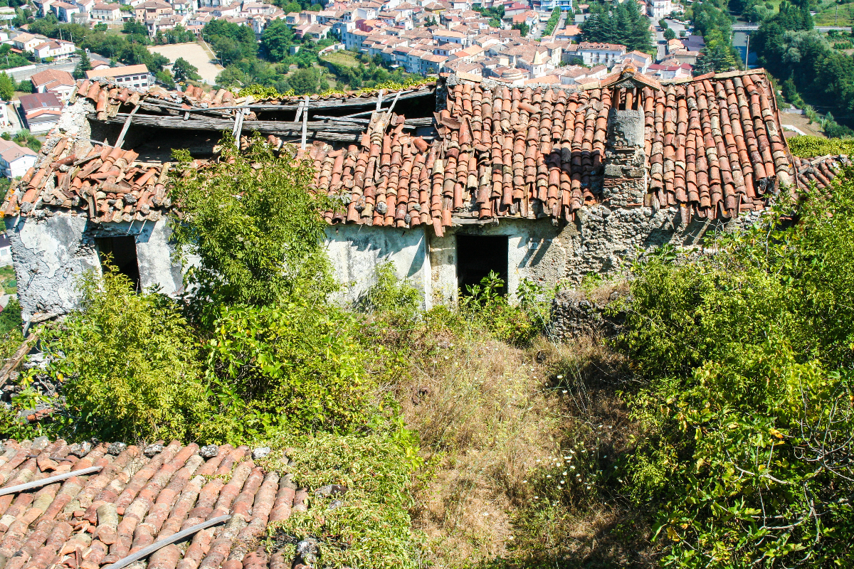 Qui dal 1982 non ci abita più nessuno: in Calabria uno dei borghi fantasma più misteriosi d'Italia