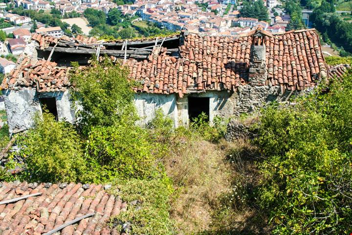 Qui dal 1982 non ci abita più nessuno: in Calabria uno dei borghi fantasma più misteriosi d'Italia