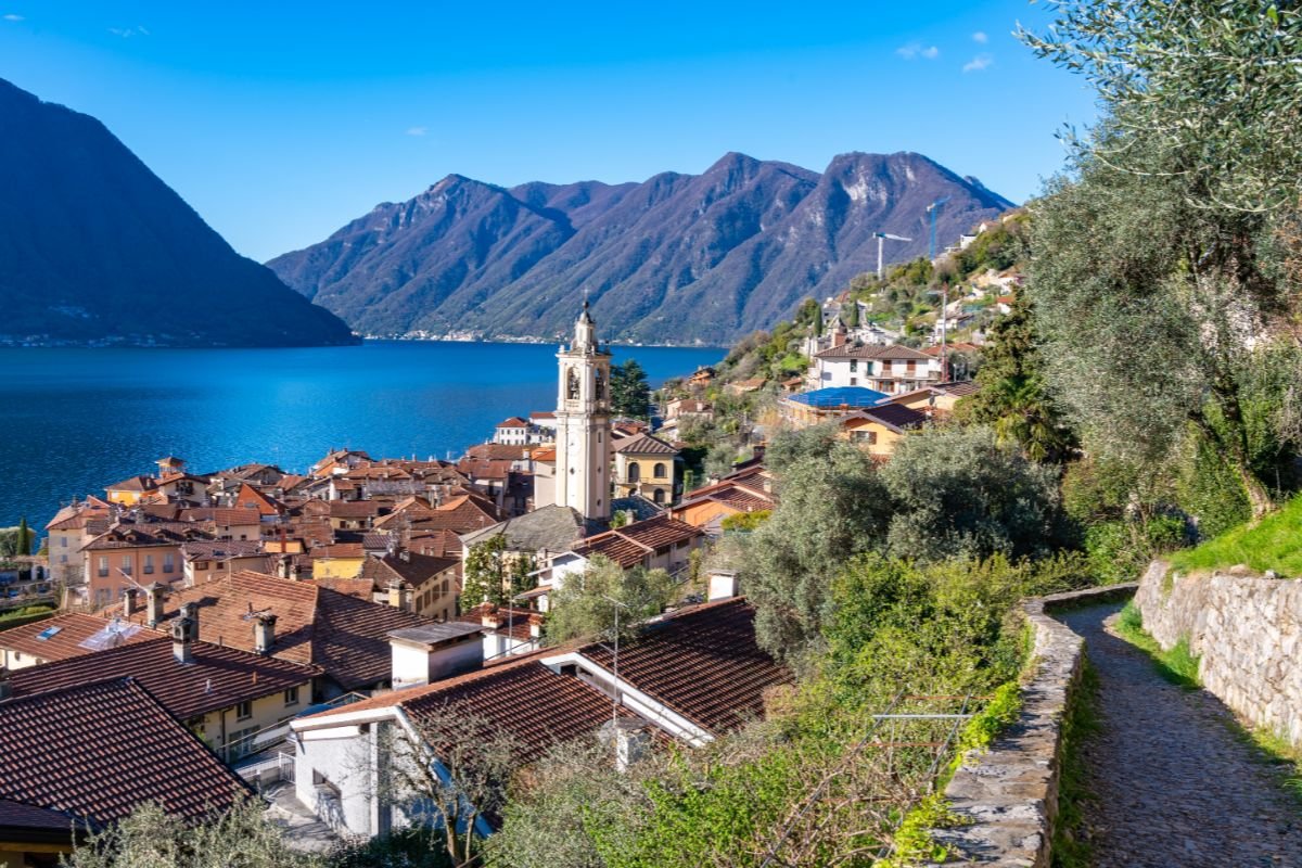 Il borgo UNESCO del Sacro Monte è la terrazza più segreta del Lago di Como