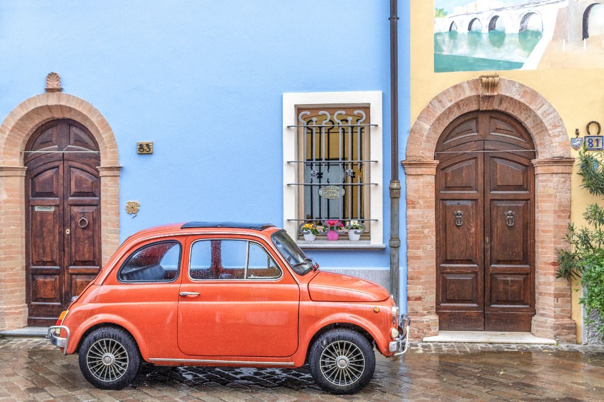 Borgo San Giuliano, il borgo-quartiere di Fellini dove vedi murales ovunque e scopri storie di pescatori