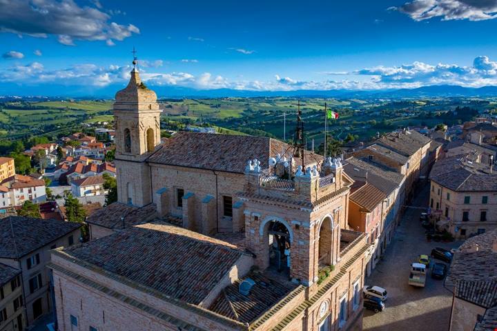 In questo borgo segreto delle Marche Medioevo e girasoli si incontrano