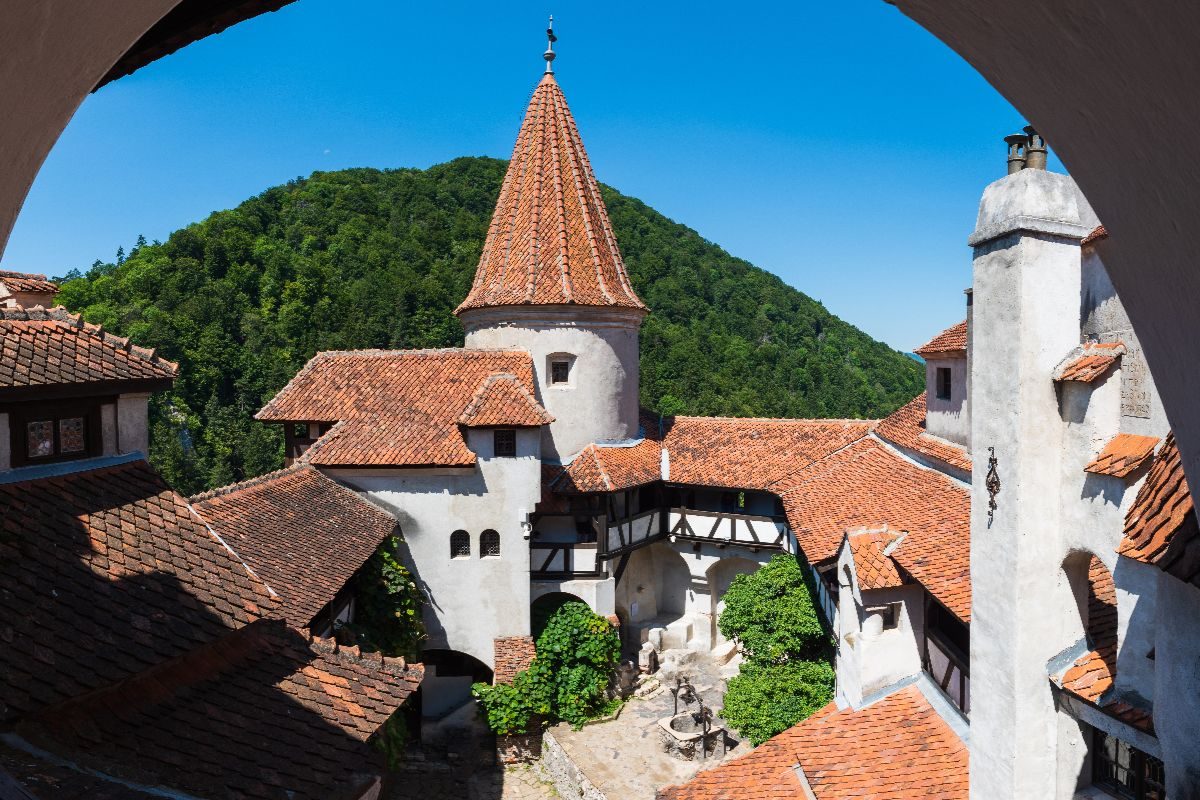 Ha più di 700 anni e mette ancora i brividi: il castello di Dracula, il regno dell'horror in Transilvania